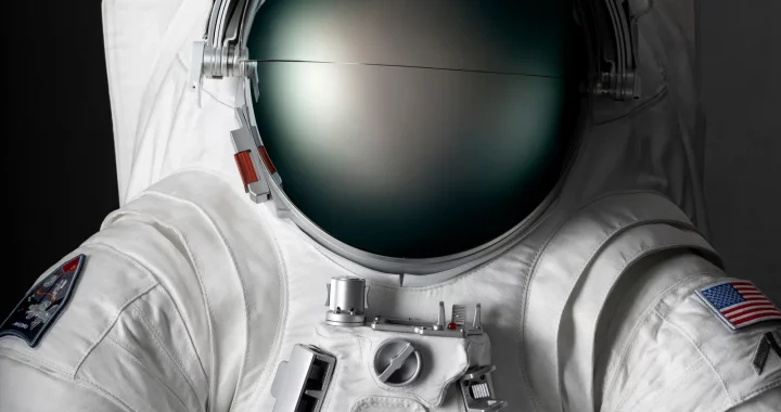 LA PRIMERA MUJER QUE PISE LA LUNA LLEVARÁ UN TRAJE ESPACIAL DE PRADA