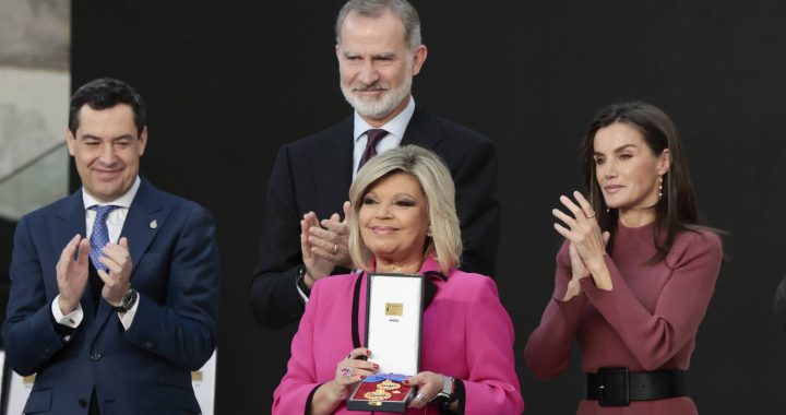 CARMEN BORREGO Y TERELU CAMPOS RECOGEN LA MEDALLA DE ORO AL MÉRITO ENTREGADA A MARIA TERESA CAMPOS A TÍTULO PÓSTUMO
