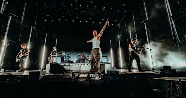 LA MOVIDA SOUND REVIENTA BARBATE: SOLD OUT, MAR DE GENTE Y TEMAZOS FRENTE A LA PLAYA