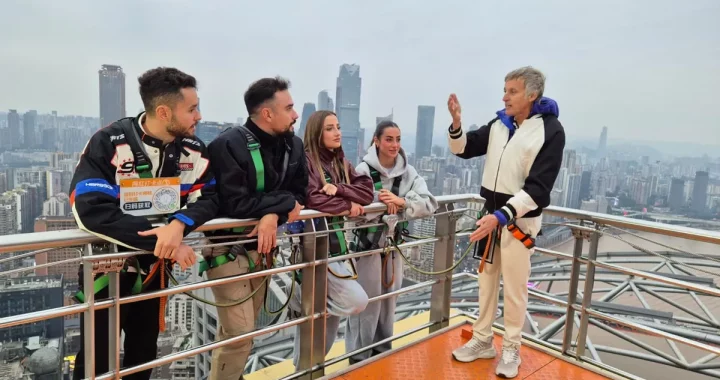 LOLA LOLITA, SOFÍA SURFERS, THE GREFG E ILLO JUAN, LOS NUEVOS AVENTUREROS DE “UNIVERSO CALLEJA” EN SU VIAJE A CHINA