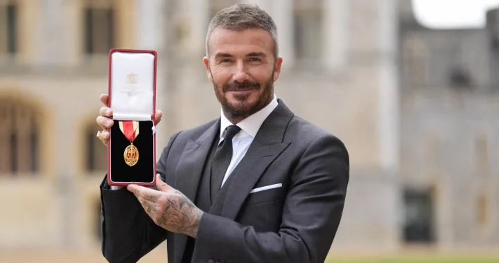 EL REY CARLOS III ARRODILLA A BECKHAM: ASÍ SE CONVIERTE EN SIR DAVID