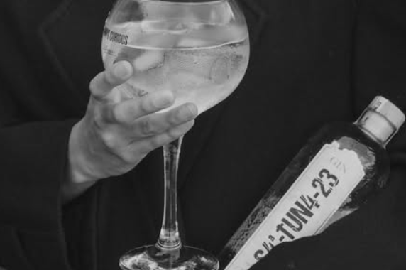 LA GINEBRA QUE NACIÓ COMO UN TRABAJO DE BACHILLERATO Y AHORA LO PETA EN LA COSTA BRAVA