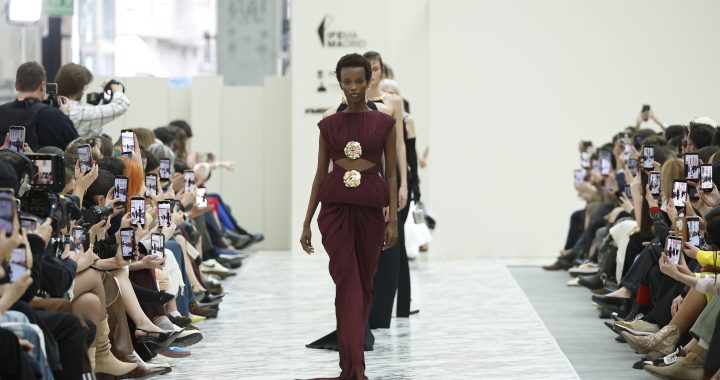 ISABEL SANCHIS DESLUMBRA: LUZ, VOLUMEN Y UNA COLECCIÓN QUE NOS DEJA SIN PALABRAS