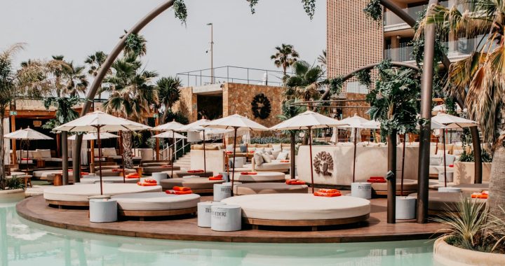 BASTIAN BEACH REABRE SU POOL AREA Y MARCA EL INICIO DEL VERANO EN BARCELONA